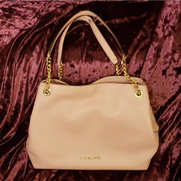 🦋🦋 Michael Kors Purse 🦋🦋 - Picture 3 of 8